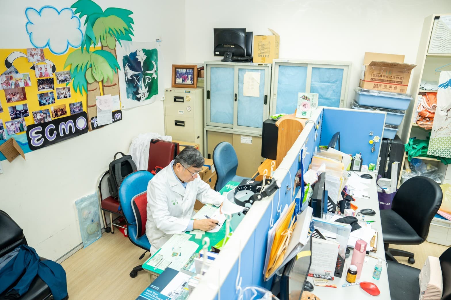 柯文哲今日正式從台大醫院退休。(民眾黨提供)