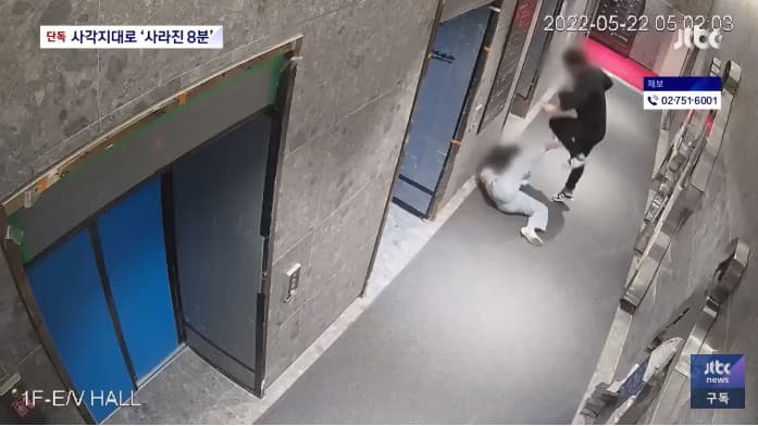 監視器畫面拍下被害女子倒臥在電梯前,凶嫌仍持續用腳狠踢女子身體。(翻攝JTBC News Youtube頻道)