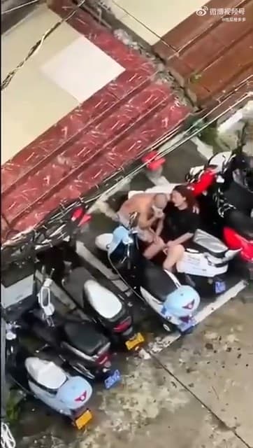 小三墜落在一樓機車上,一度失去意識。(翻自微博)