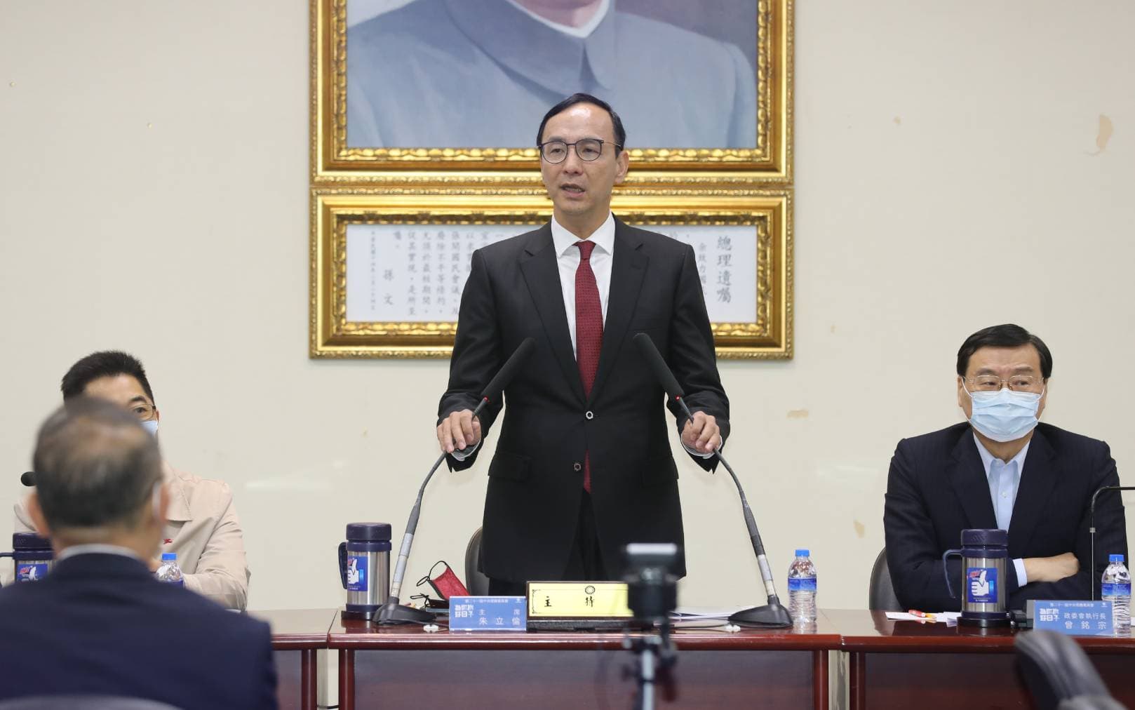 昨與鍾東錦大和解後,朱立倫(中)今主持國民黨中常會。