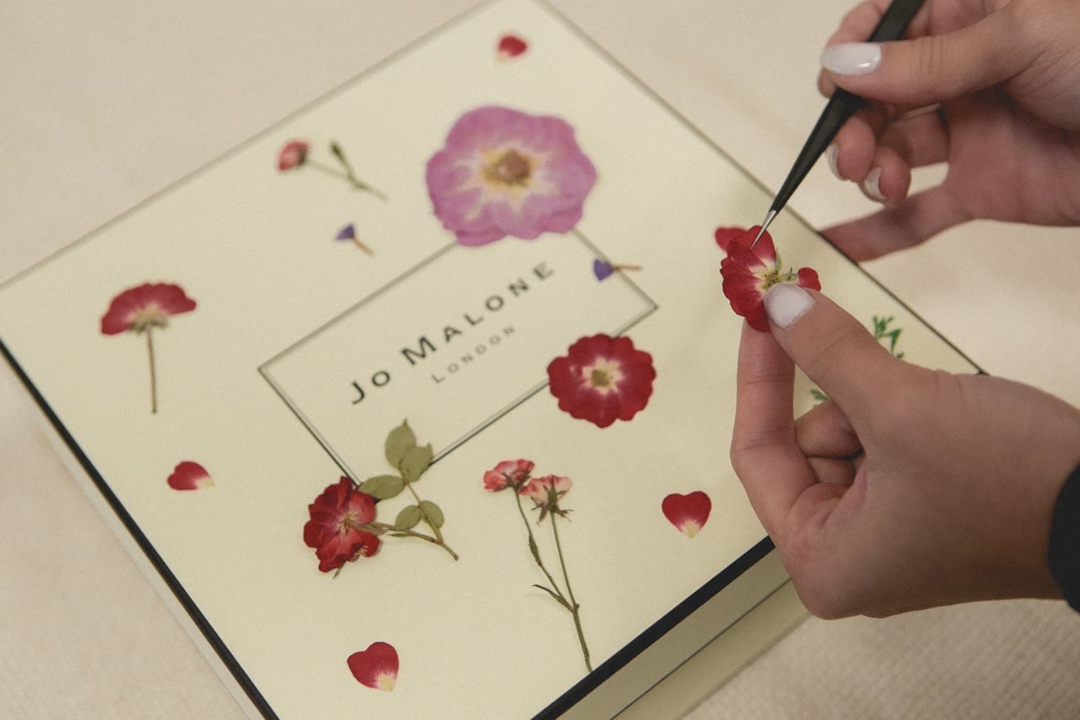全台各專門店推出情人節限量壓花禮盒包裝服務。(Jo Malone London提供)