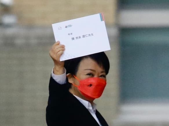 盧秀燕手拿要給陳建仁的經典賽邀請函。