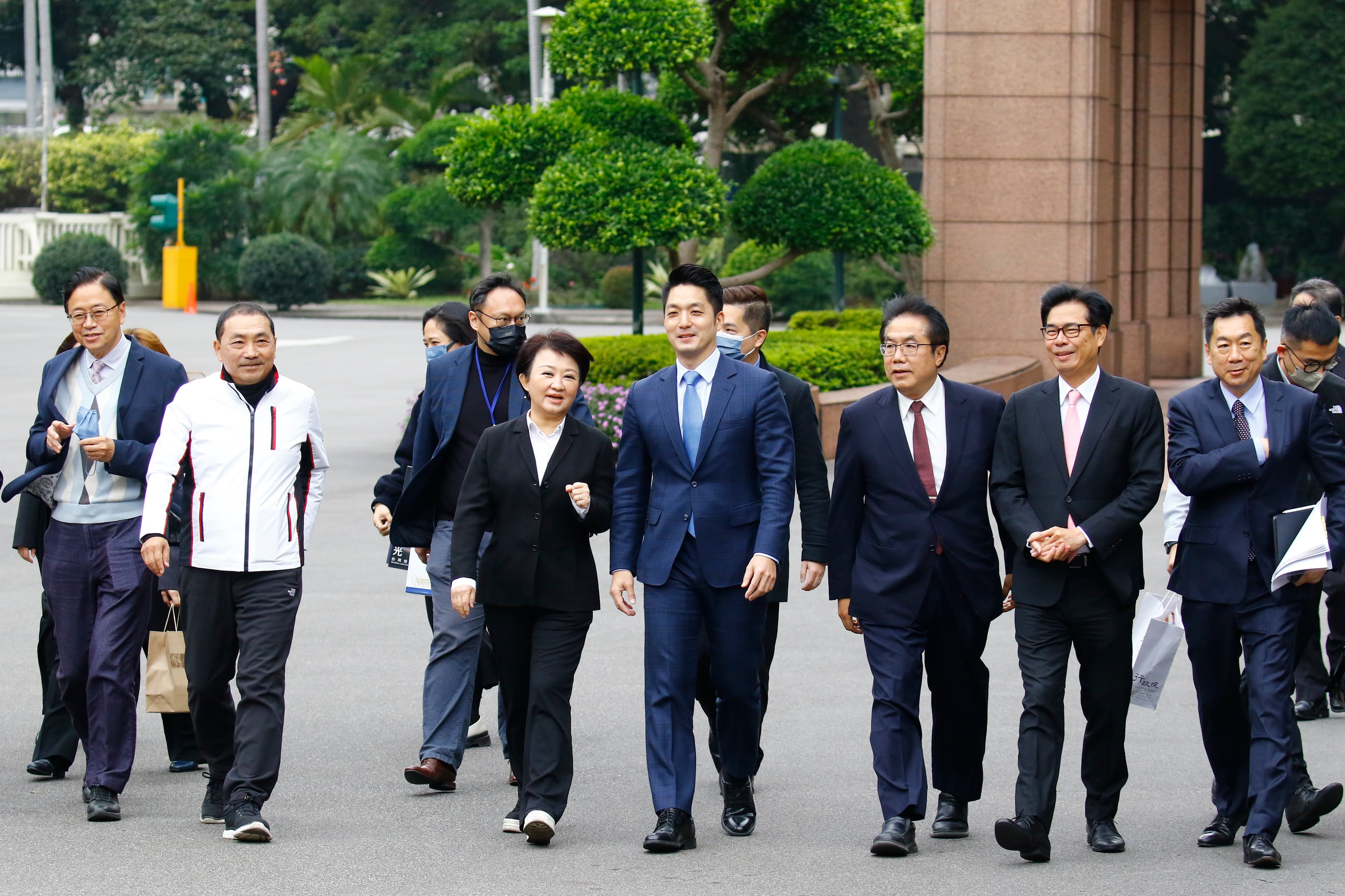 六都市長結束行政院會後步出行政院受訪。