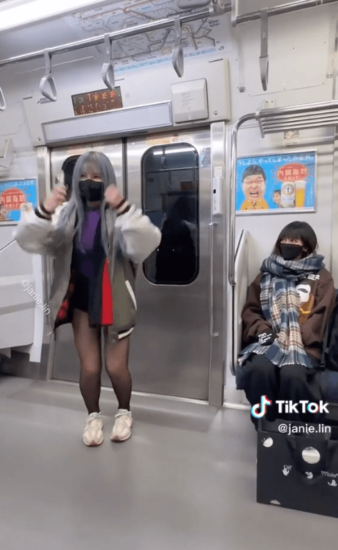 泥泥學姐日本電車熱舞,一旁的女乘客露出驚訝的表情。(圖取自Tik Tok)