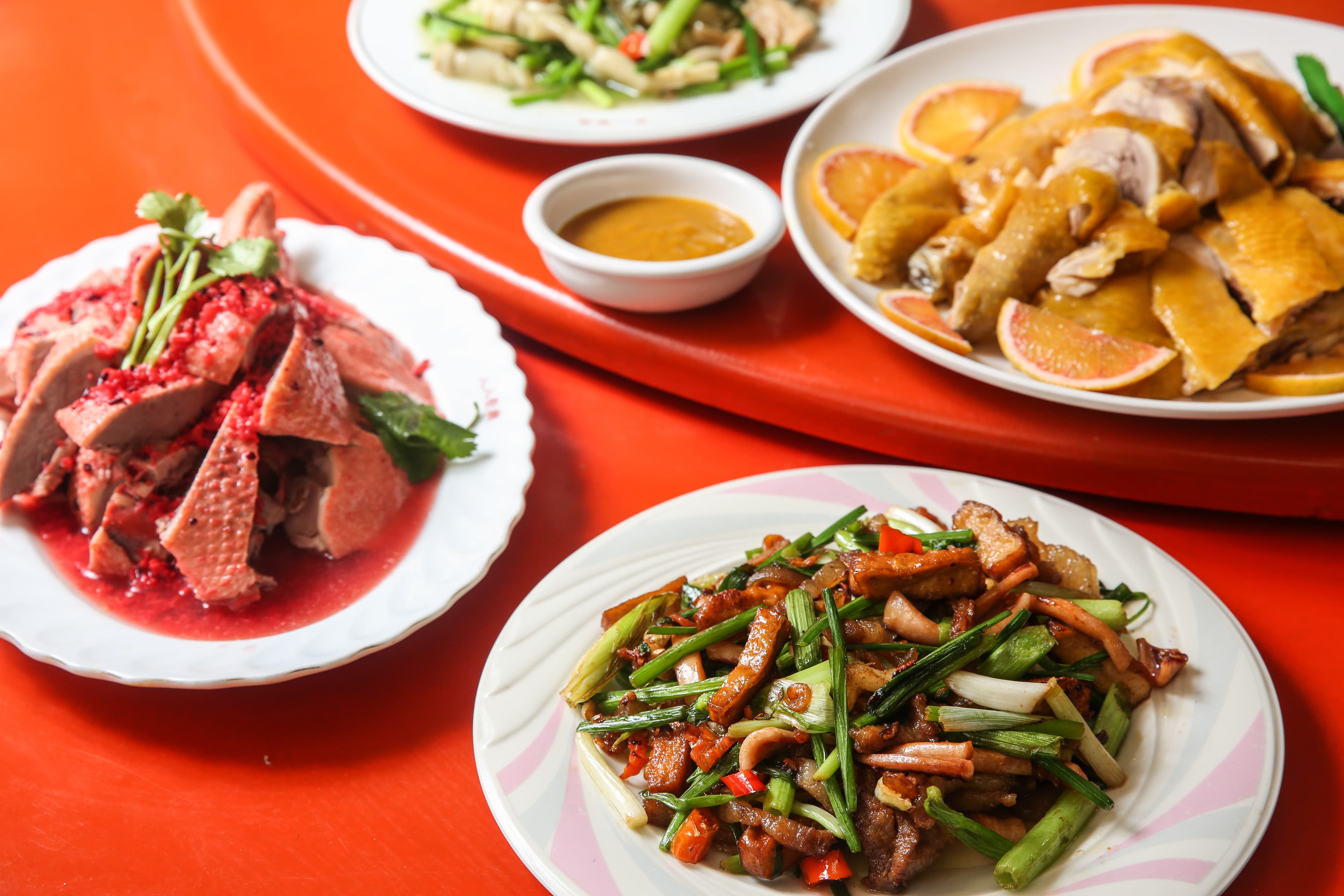 阿婆客家湯圓除了大湯圓，也賣客家料理，做法、滋味傳統道地，土雞、紅糟鴨、客家小炒等都是招牌。