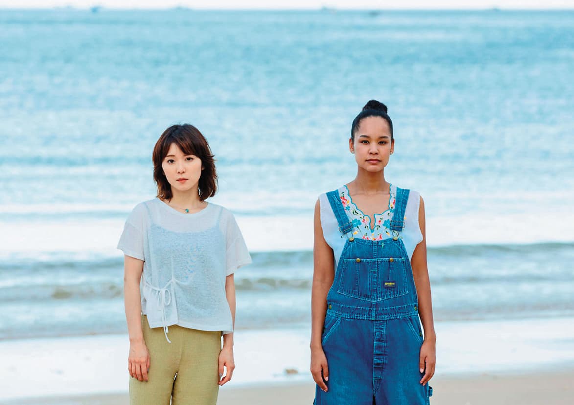 《FENCE》講述松岡茉優(左)飾演的雜誌記者,採訪宮本亞莉安娜(右)飾演的性侵案受害者,攜手追查真相。(翻攝自weibo.com)