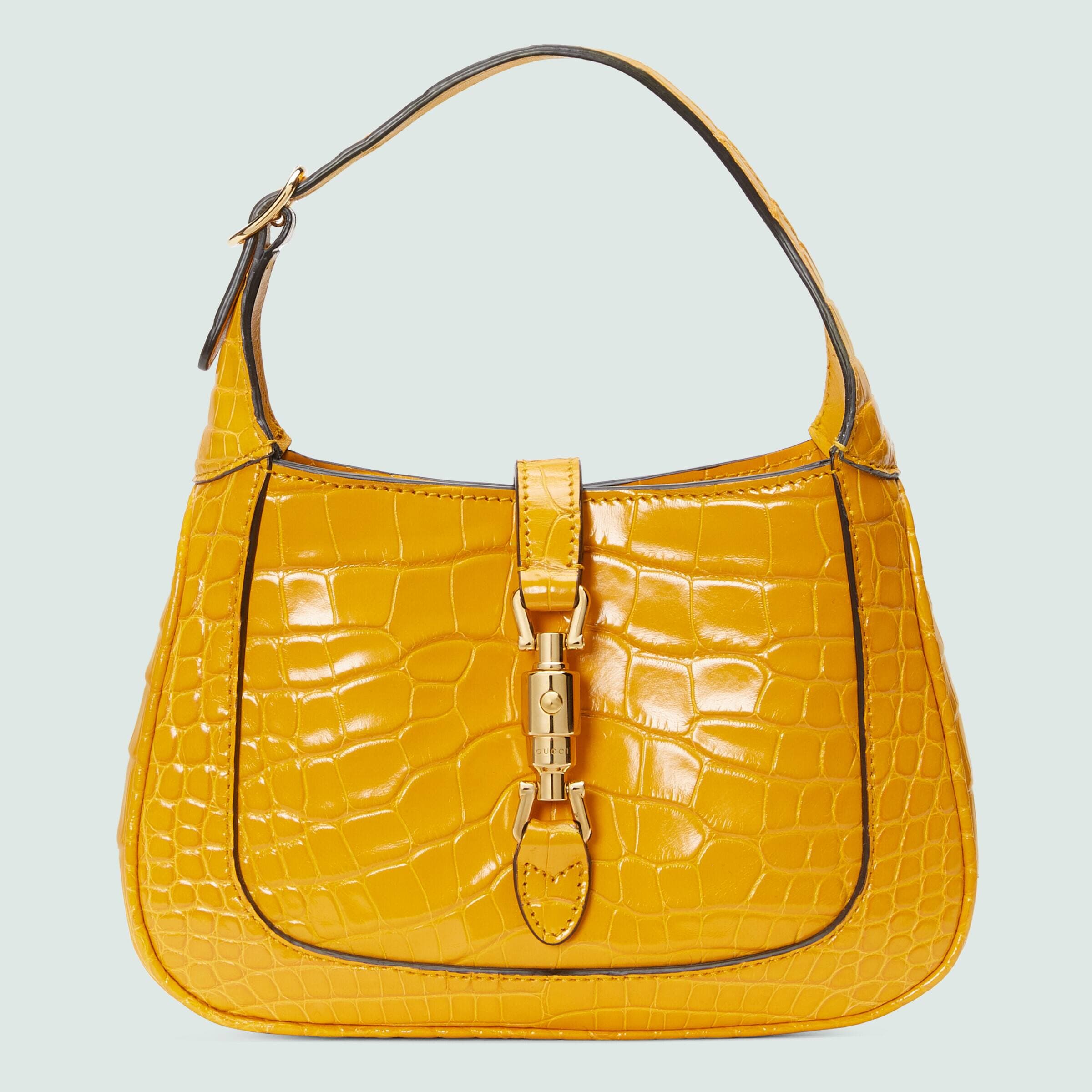JACKIE 1961黃色鱷魚皮迷你肩背包。NT$636,400(GUCCI提供)