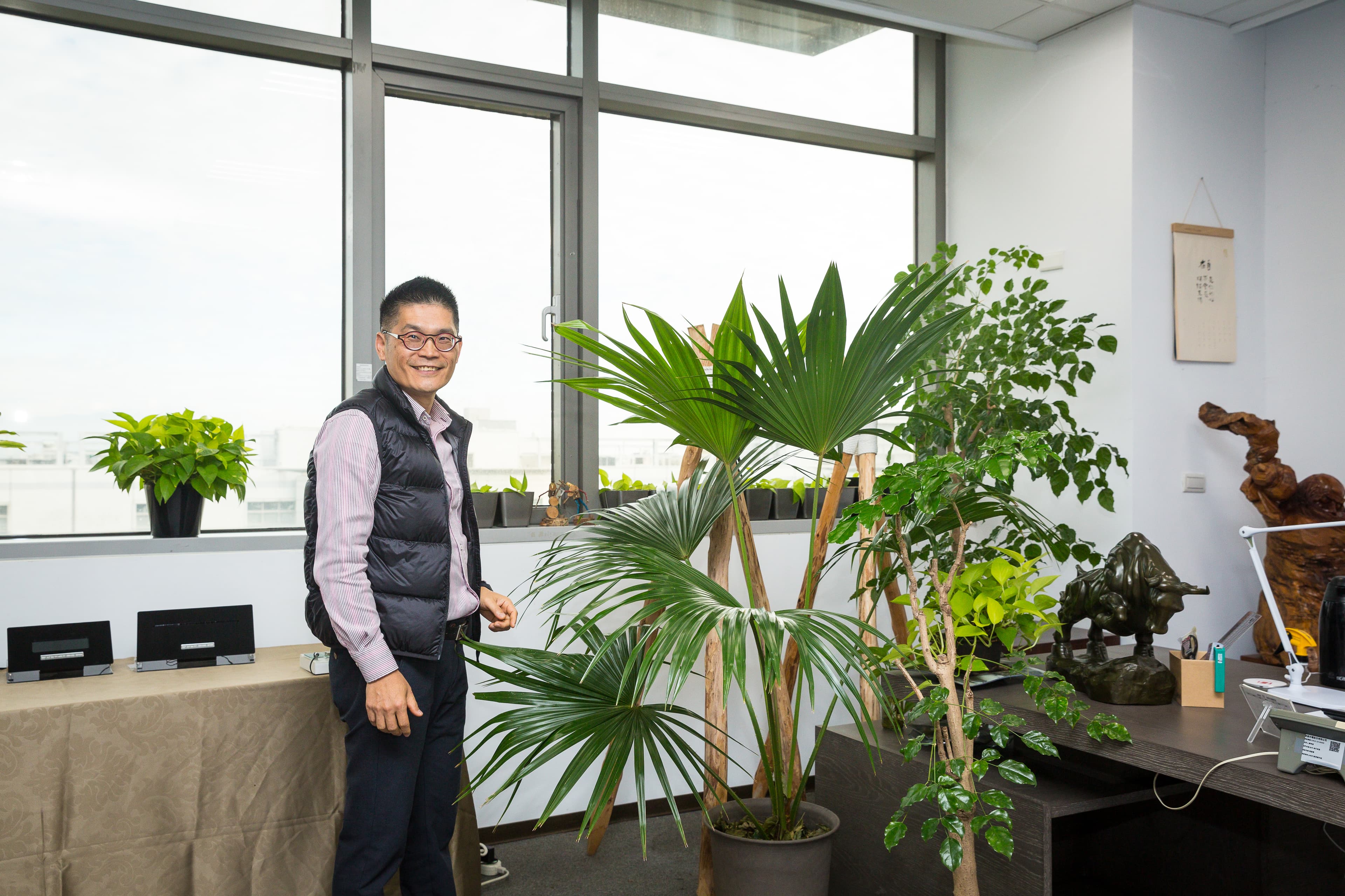 廖育斌熱愛大自然,他刻意在辦公室擺放許多綠色植栽。