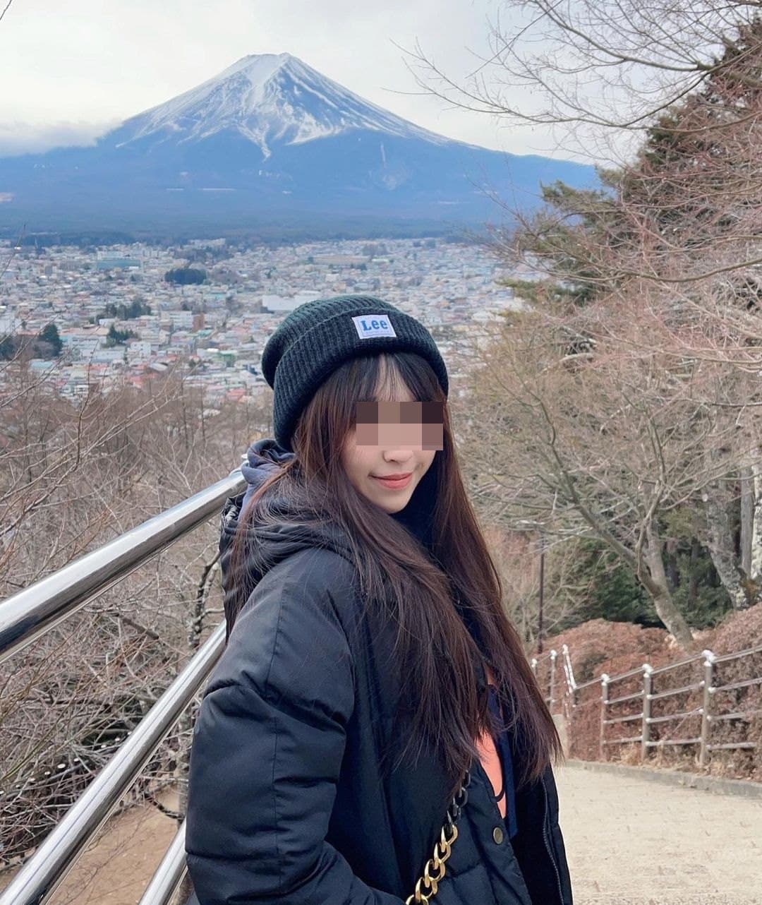 五月天冠佑的正妹女兒「小玫瑰」,在富士山前留下美照,嘆3年已過。(翻攝小玫瑰IG)