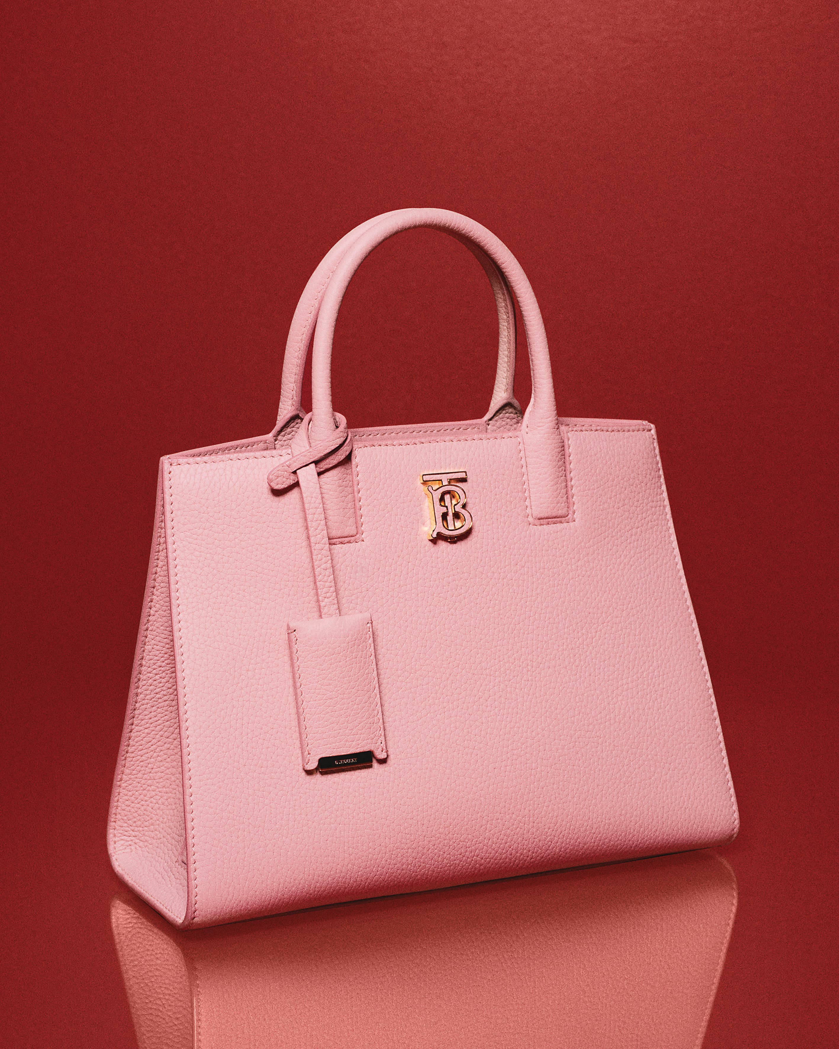 暗粉紅色粒面皮革迷你Frances包。NT$85,000(BURBERRY提供)