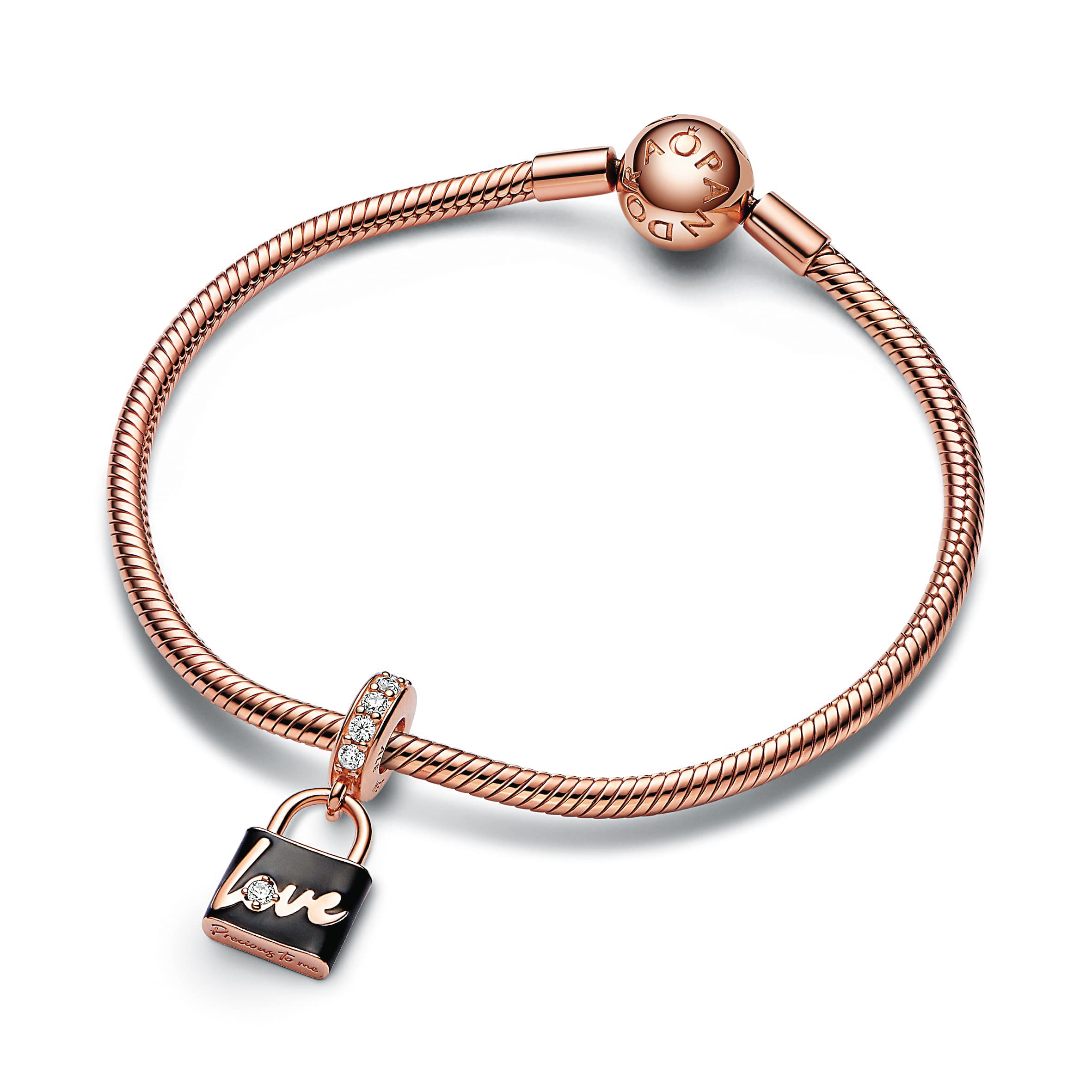 PANDORA Moments系列「Love」掛鎖吊飾(正面)。NT$3,680(PANDORA提供)