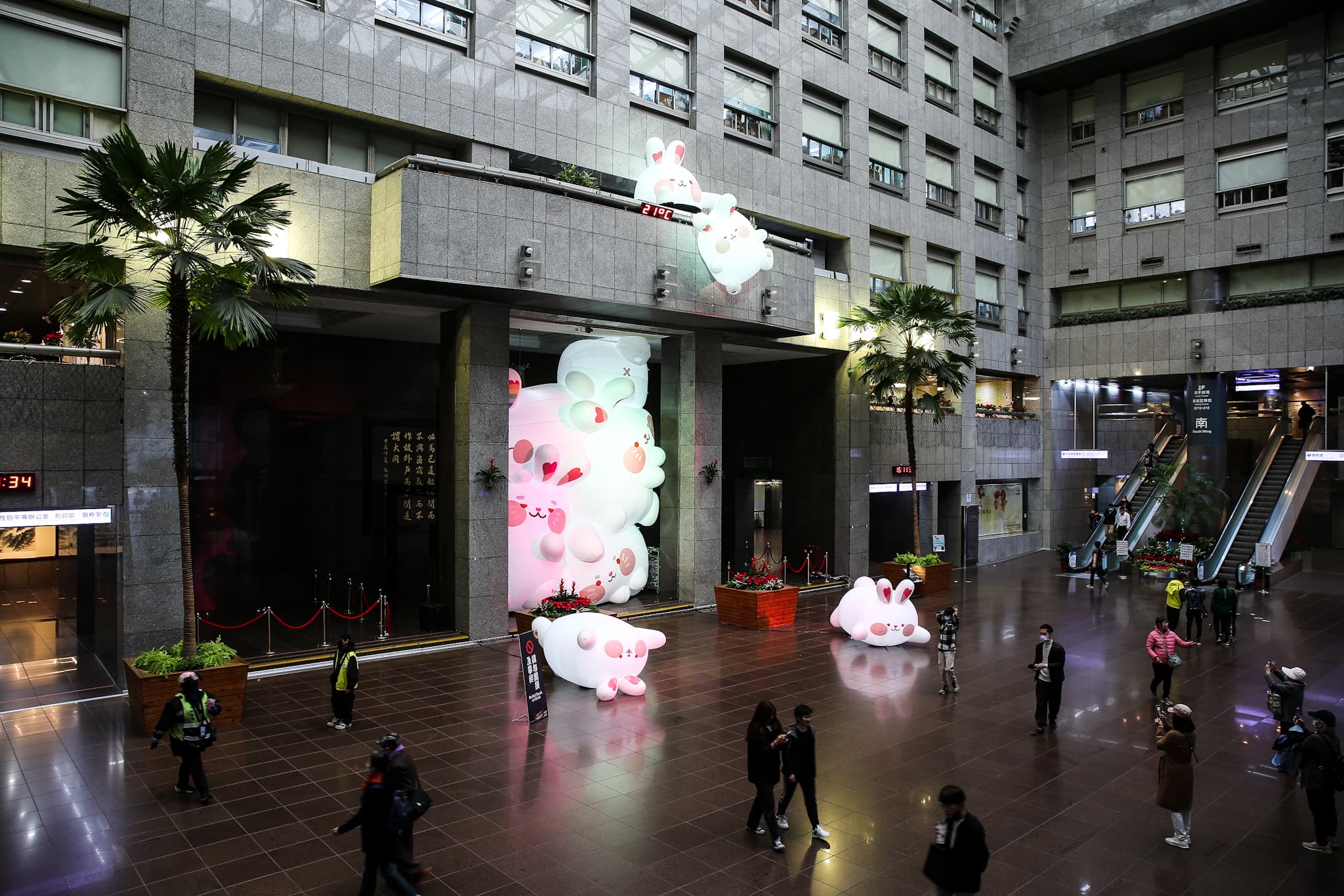 台北市政府內的裝置藝術「兔兔餐包」,遠看超壯觀。