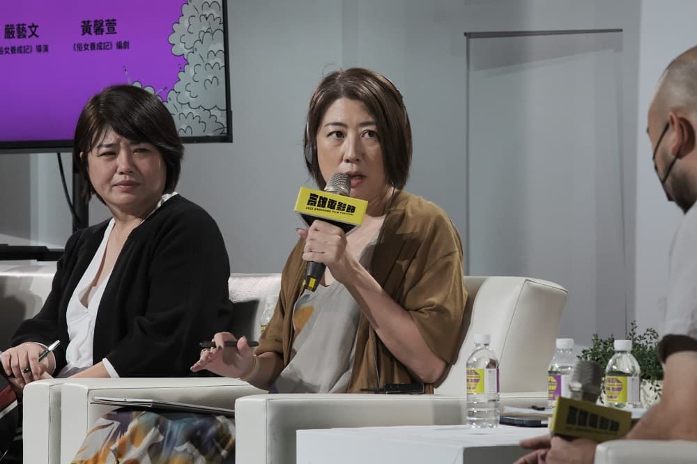 野木亞紀子（中）與本地影迷分享創作心法，左為《俗女養成記》系列導演嚴藝文。（高雄電影節提供）