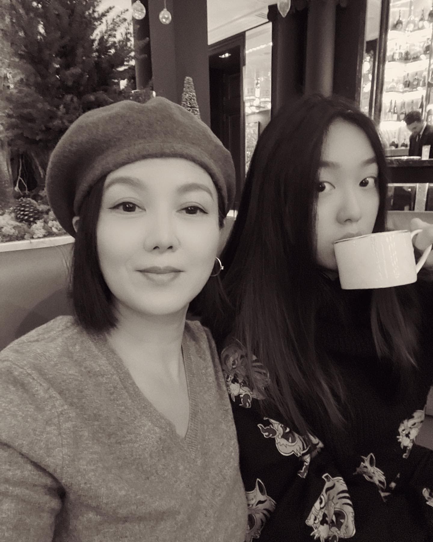 苗可麗和女兒感情親密,去年底還赴倫敦探視讀書的女兒。(翻攝自苗可麗IG)