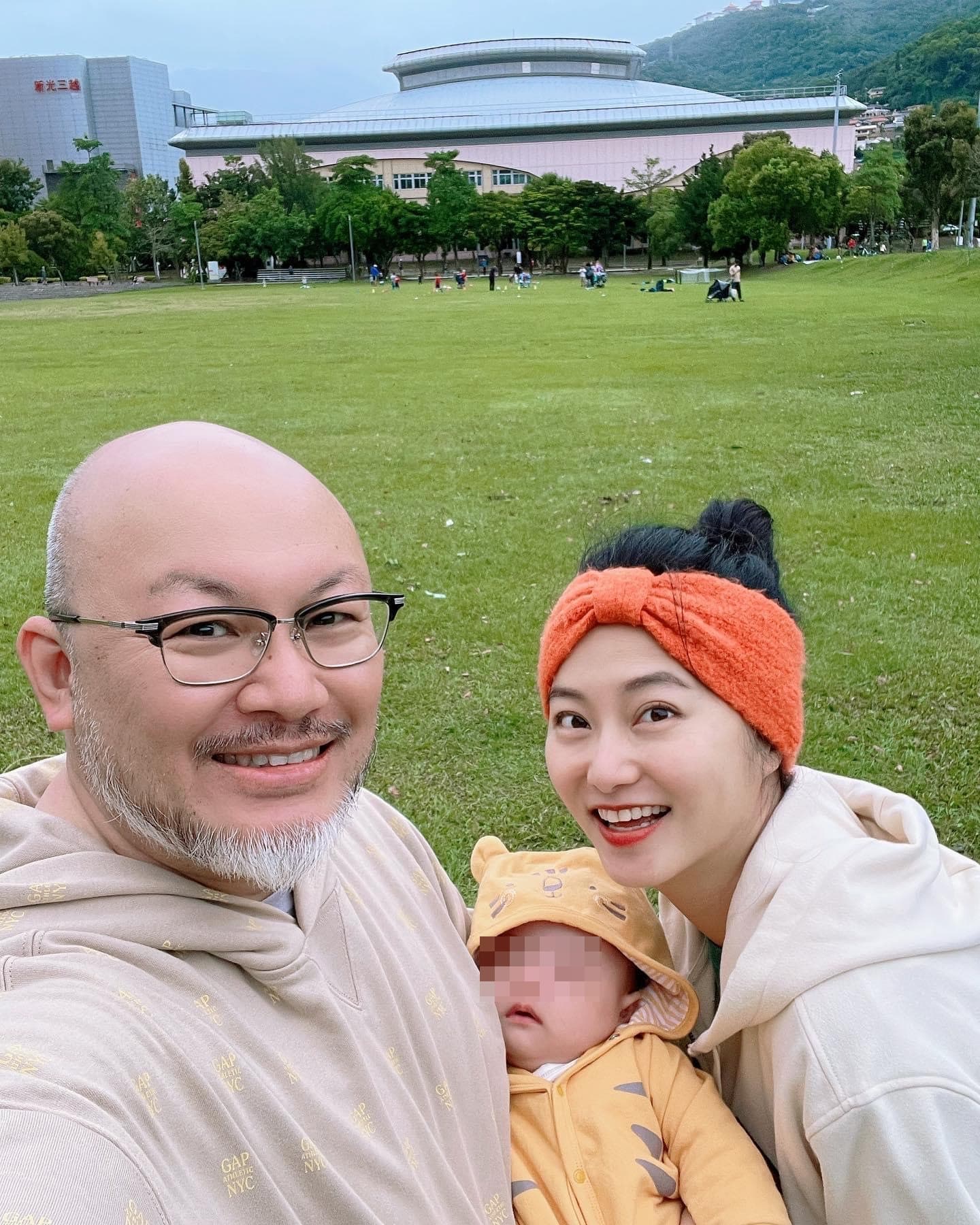 趙小僑與劉亮佐育有典典寶寶,兩人親帶,陪伴女兒長大。(翻攝自趙小僑臉書)