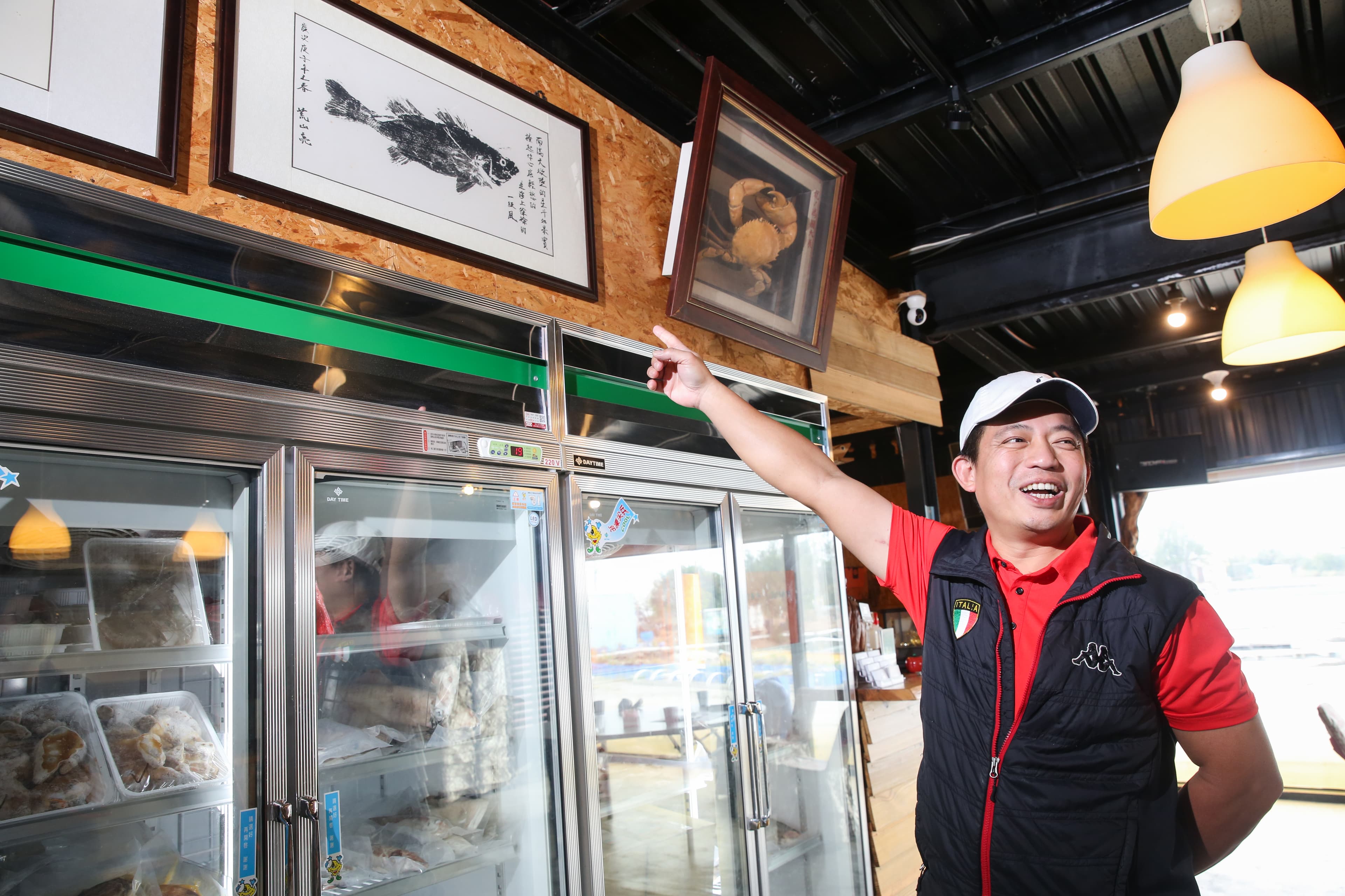 遊客可預約體驗將墨汁塗在魚身、拓印在宣紙的「魚拓」DIY,圖為台語歌王荒山亮的魚拓作品。