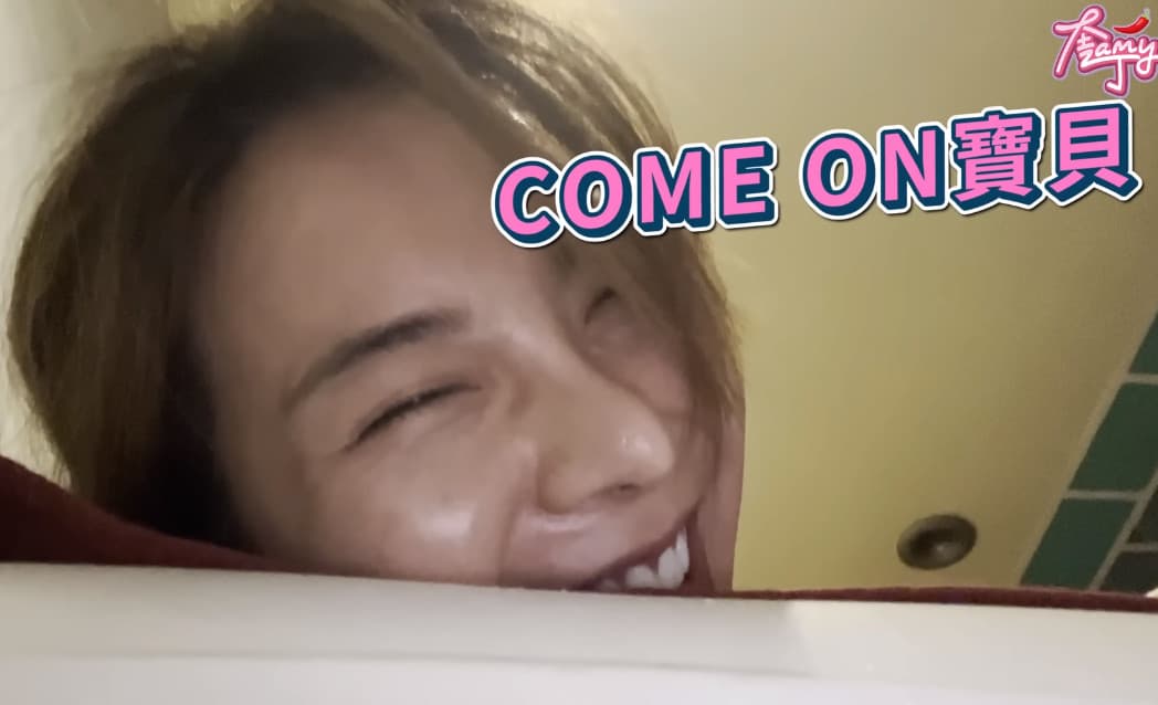 奎丁體驗泰國浴時,不時被小姐的服務所驚艷,爽到嘴巴蹦出呻吟。(翻攝自奎丁YouTube)