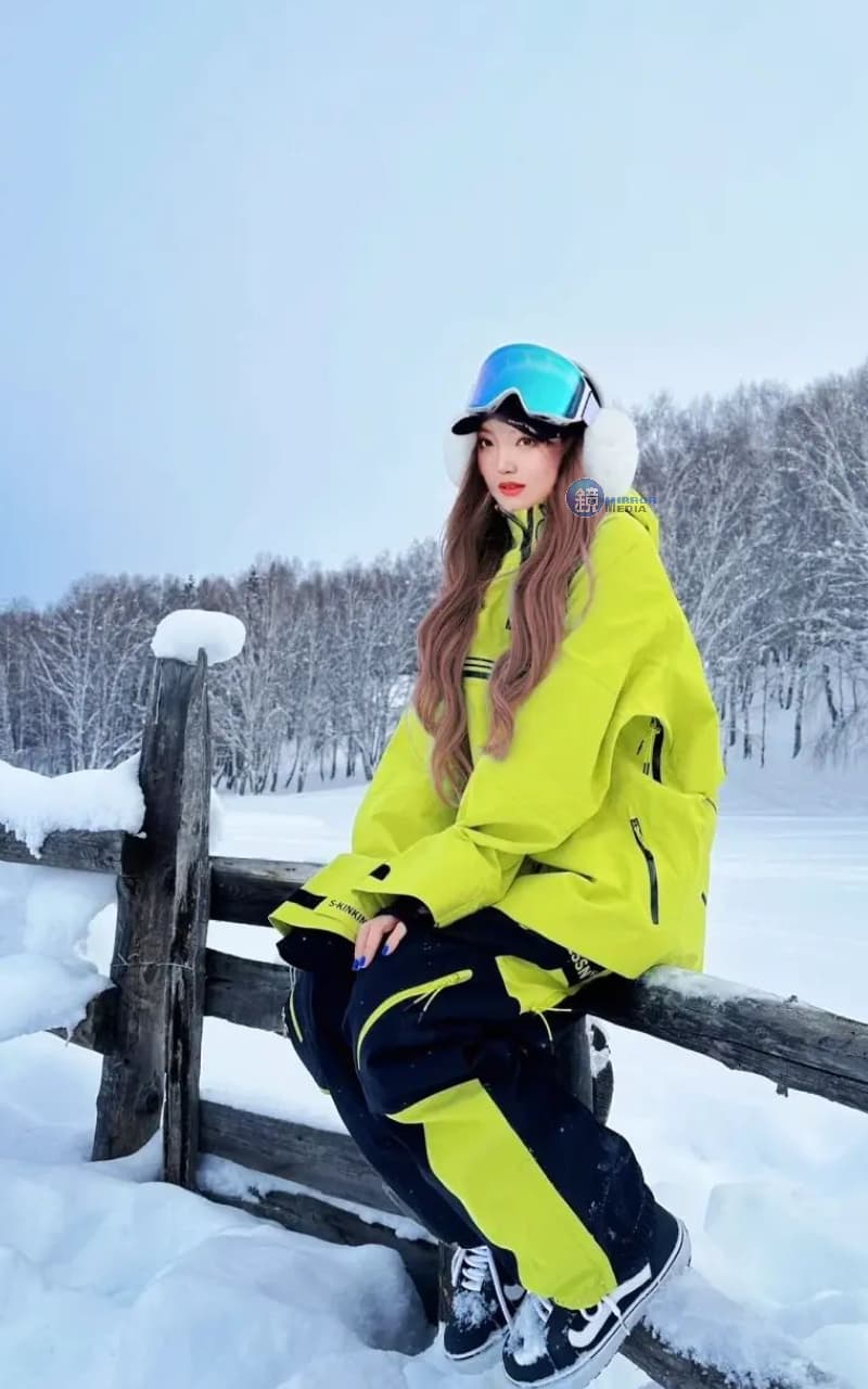 這位中國正妹網紅酷愛滑雪,貌似羅志祥的前女友周揚青。(翻攝自IG)