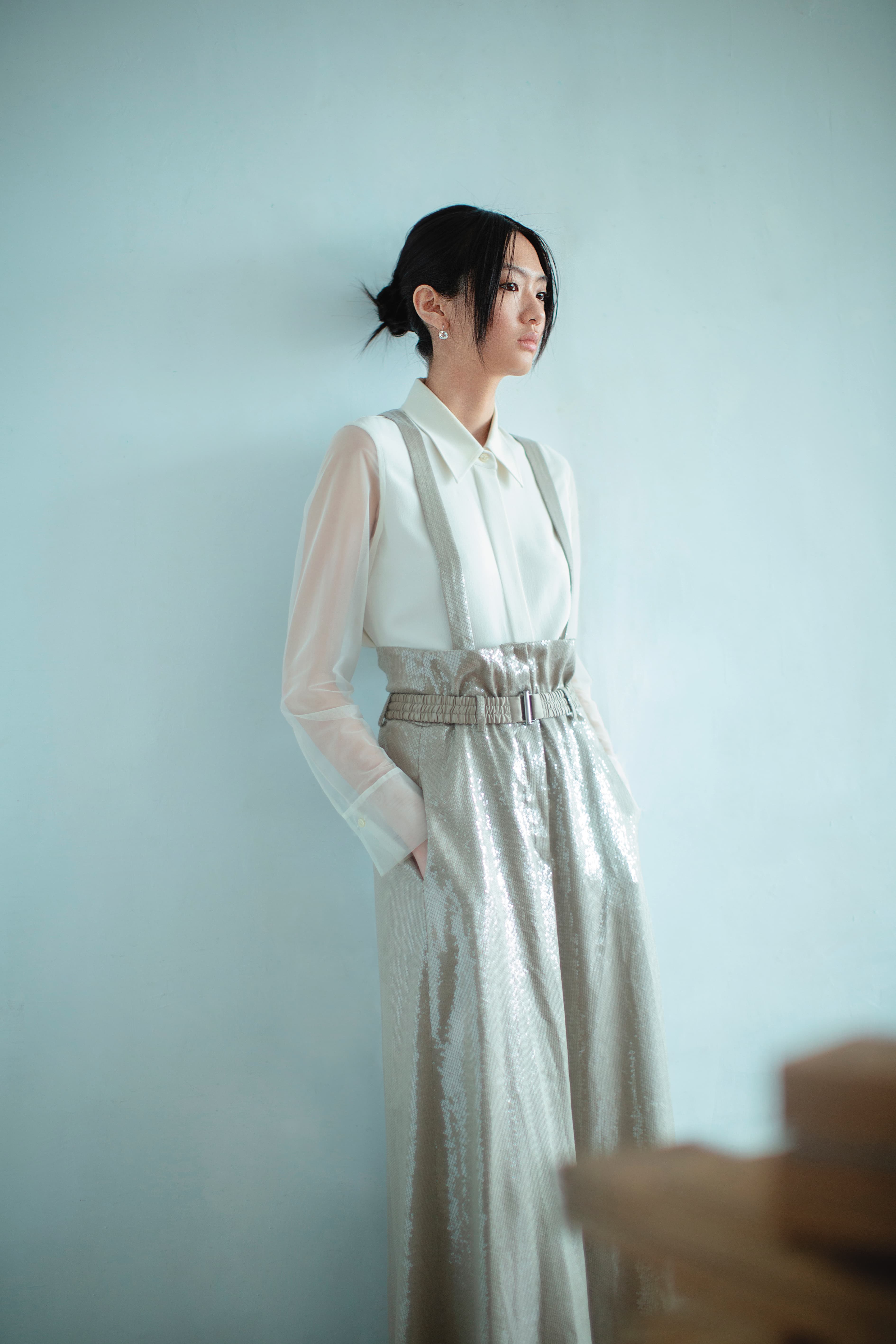 白色拼接材質襯衫 價格店洽 by BOSS／刺繡亮片吊帶褲 NT$313,500 by Brunello Cucinelli／Millenia水滴形耳環 NT$4,250 by SWAROVSKI
