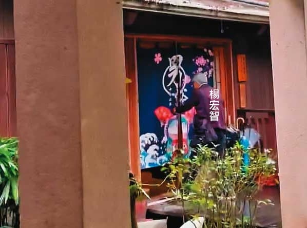 2022/12/30 下午03:32,運安會主委楊宏智(箭頭處)搭公務車蹺班到宜蘭泡湯。