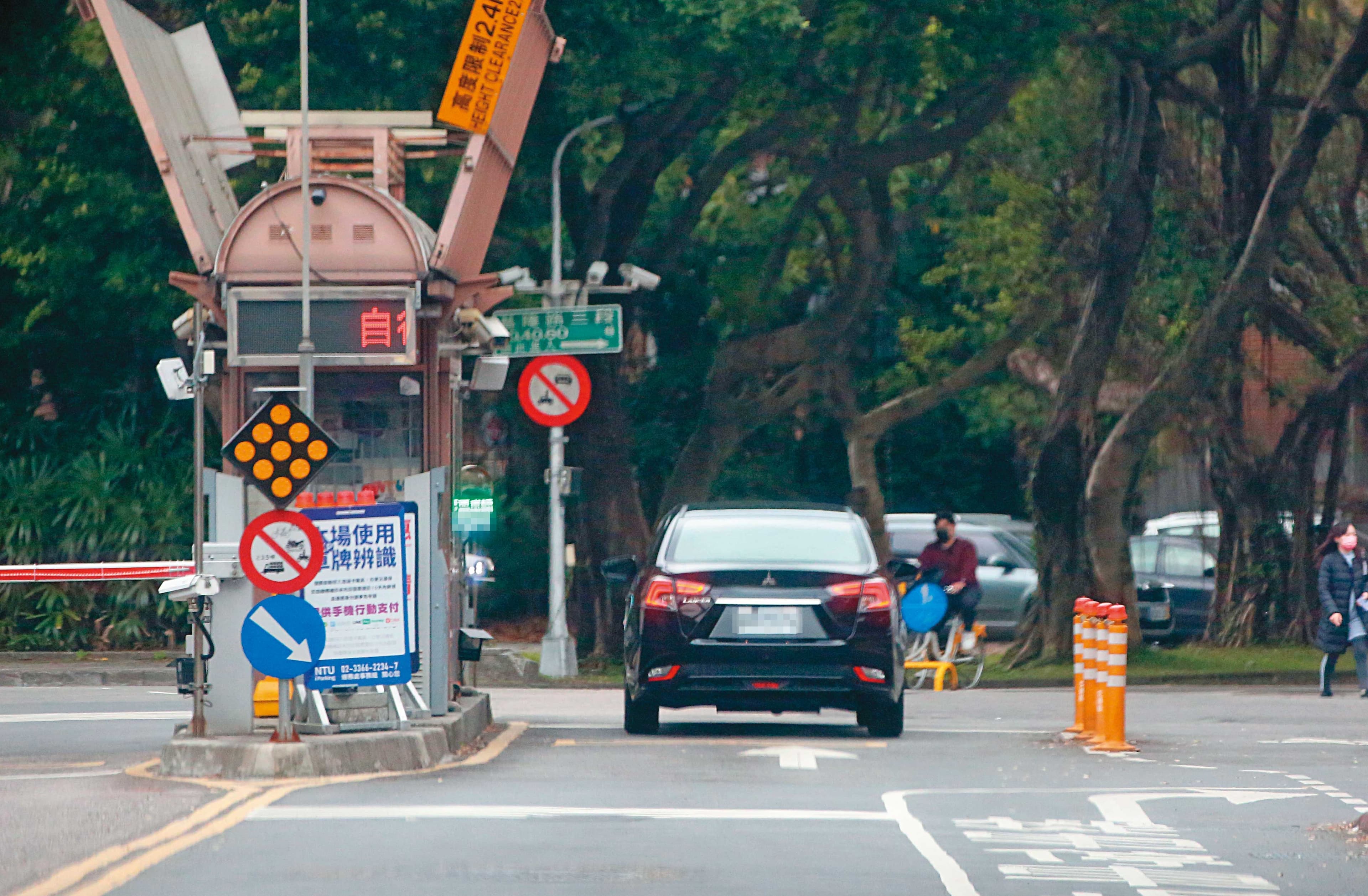 運安會公務車司機常替主委楊宏智跑腿,幾乎每天都會開車進台灣大學。