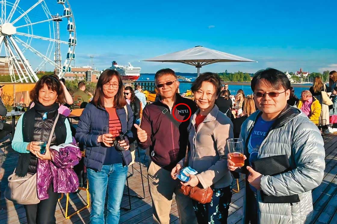楊宏智(中)去年代表運安會到芬蘭參加活動,穿的是有NTU字樣的外套,楊妻(右2)也同行。(讀者提供)