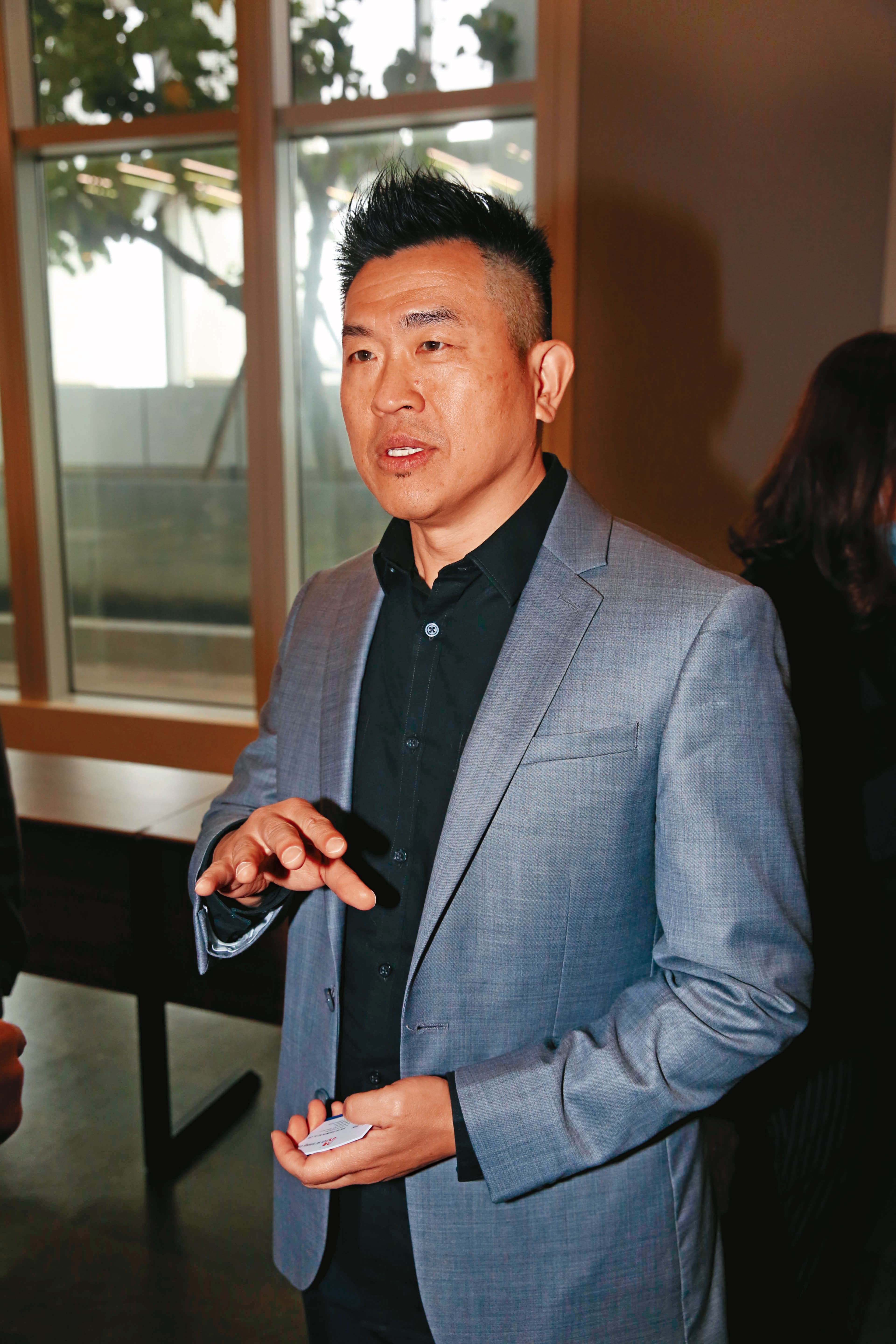 曾身兼鴻海集團副總及MIH技術長的魏國章,不滿遭職場霸凌及違法解雇,已向鴻海求償6200萬元。