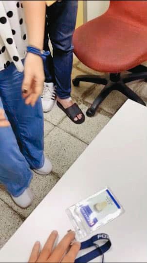 魏國章去年9月30日欲進入鴻海總部上班,警衛及人事單位同仁要求他交出門禁卡及識別證。(讀者提供)