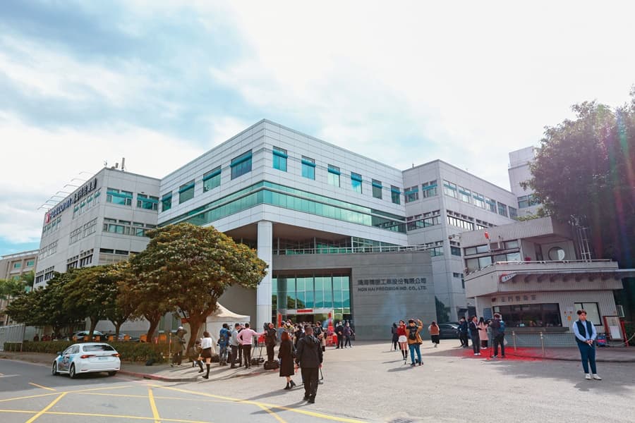 魏國章當時在鴻海土城總部門口被攔下,警衛不讓他進入廠區,立即遭逼退解職。