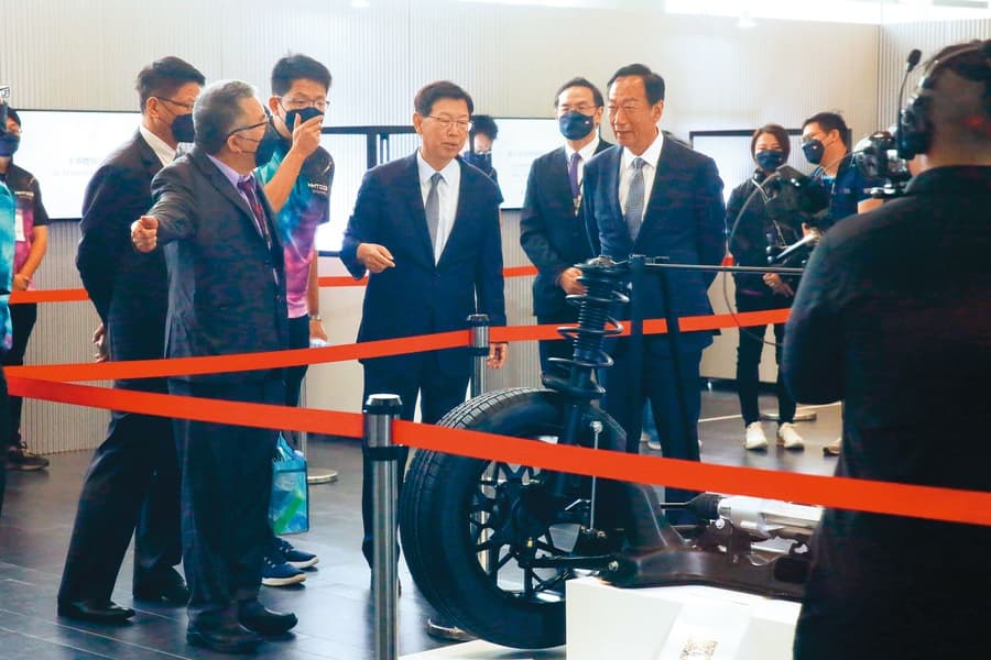 鴻海創辦人郭台銘在董事長劉揚偉陪同下,參觀鴻海科技日所推出的電動車關鍵零配件及相關系統。