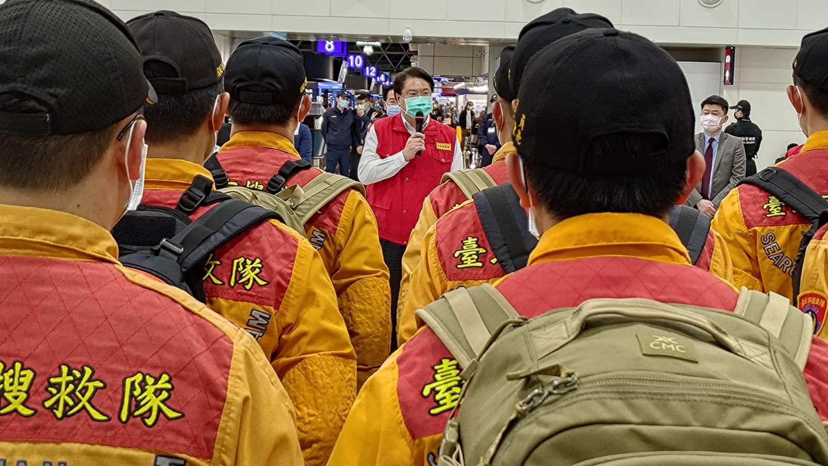 晚間第一批搜救隊共40人、3隻搜救犬率先前往土耳其。(翻攝自林右昌臉書)