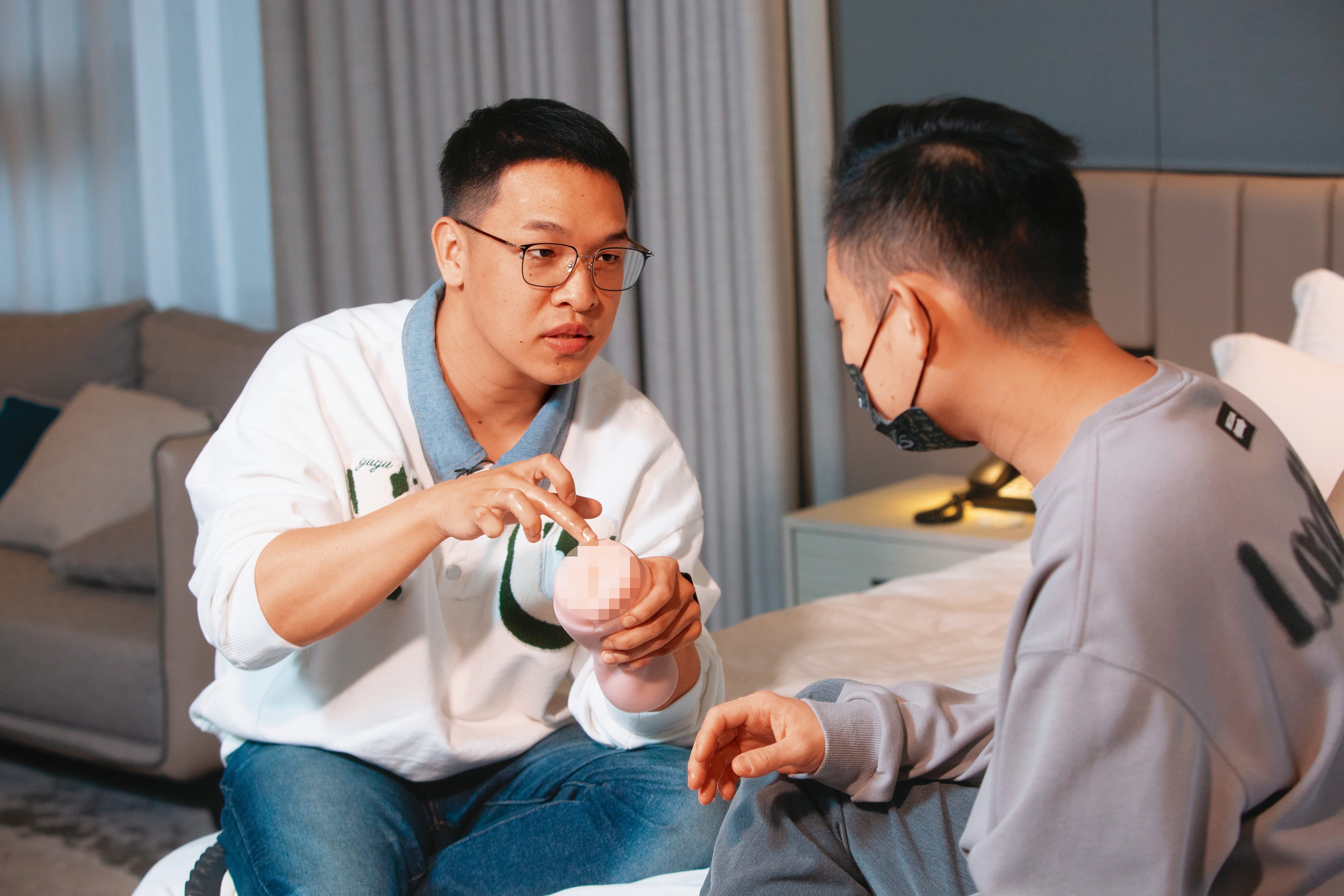 本刊直擊,Oreo(左)對學員阿桂(右)客製化一對一教學。