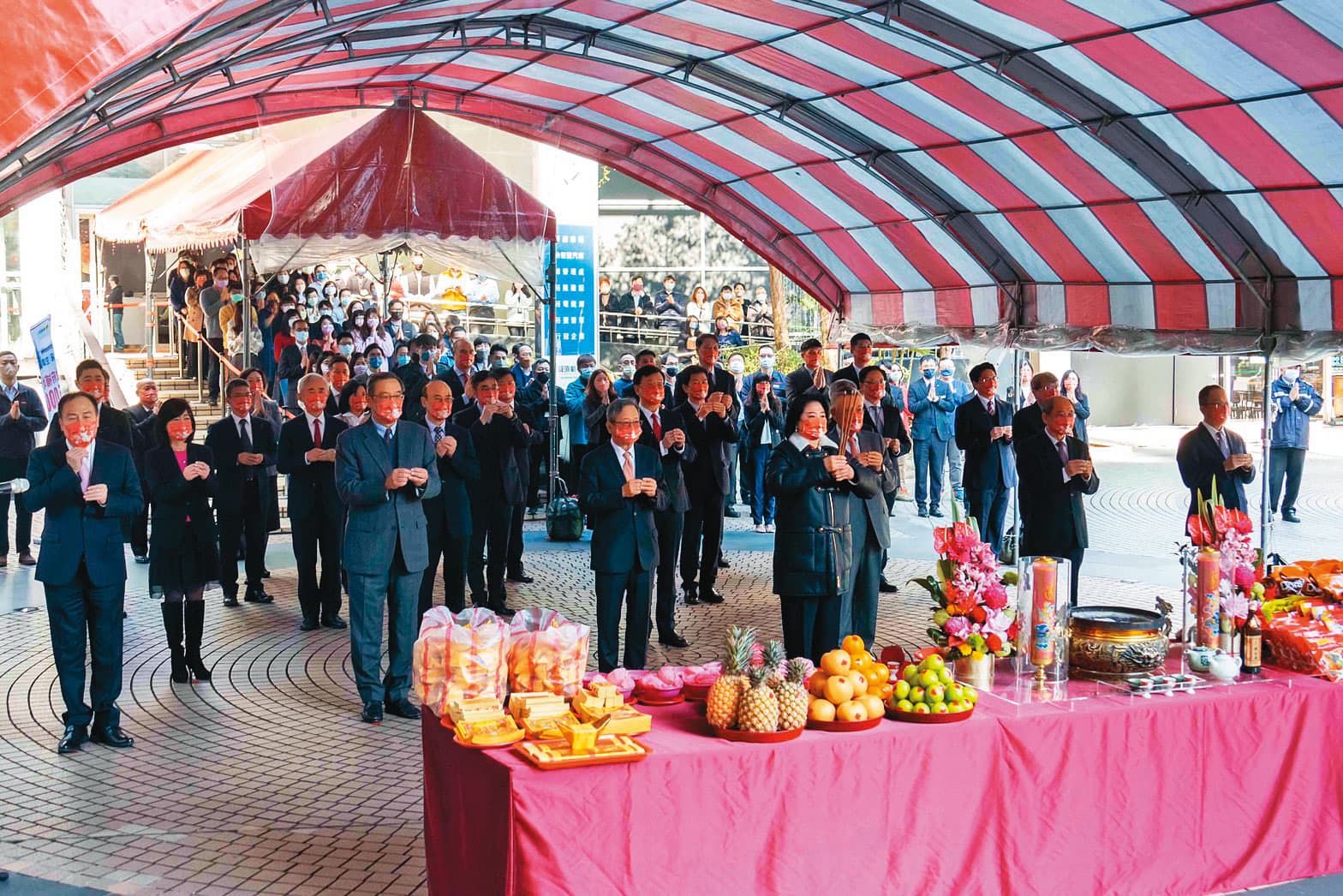 裕隆開工日,嚴陳莉蓮率領集團一級主管一起上香祭拜。(裕隆提供)