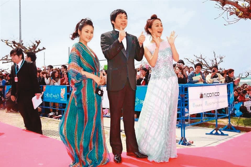 不僅綜藝,麻衣(左)還在IG分享昔日參加沖繩映畫季活動並稱「想念」,可見她對過去生活仍有些許不捨與殘念。(翻攝自麻衣IG)