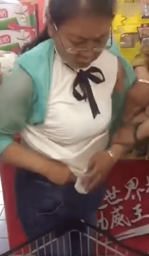 有網友對於大媽的身材感到驚艷。(翻自臉書)