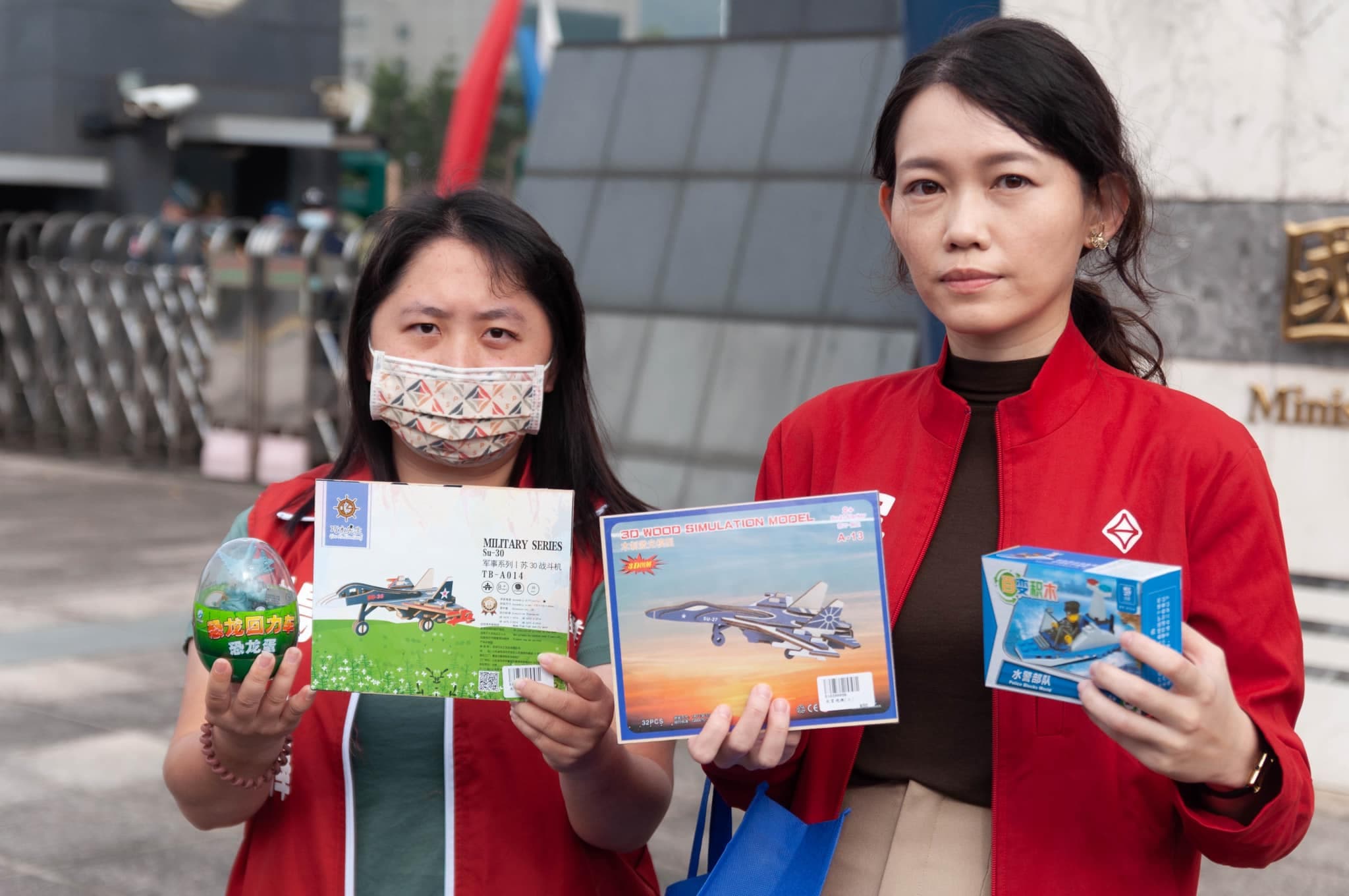 楊佩樺(左)、吳欣岱(右)手持從航教館買來的模型玩具,不僅是中國製造,外包裝也全是簡體字。(翻攝自台灣基進臉書)