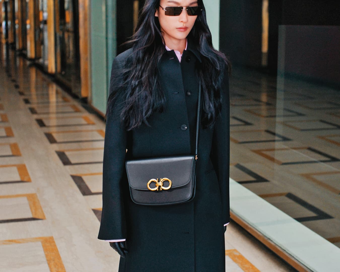 黑色皮革Gancini扣飾肩背包 NT$92,900(Ferragamo提供)