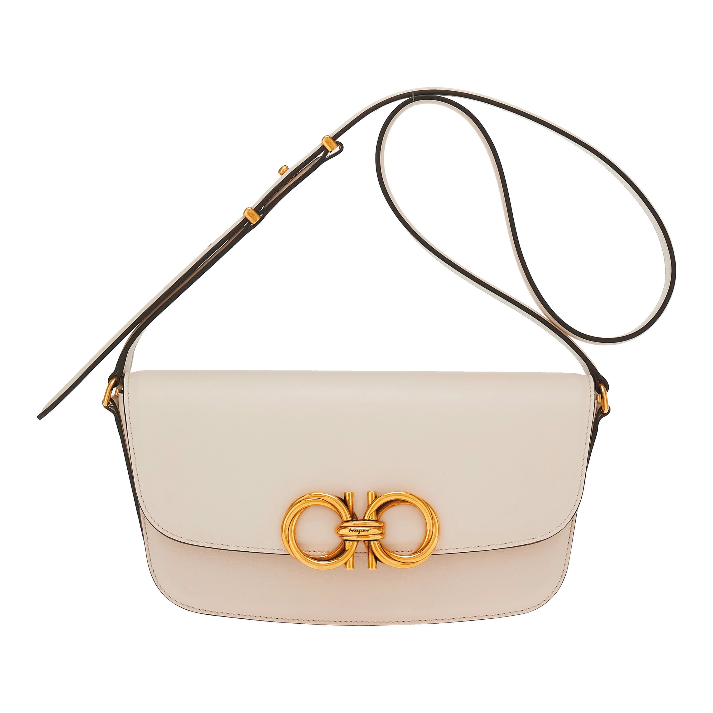 寬版白色皮革Gancini扣飾肩背包 NT$87,900(Ferragamo提供)