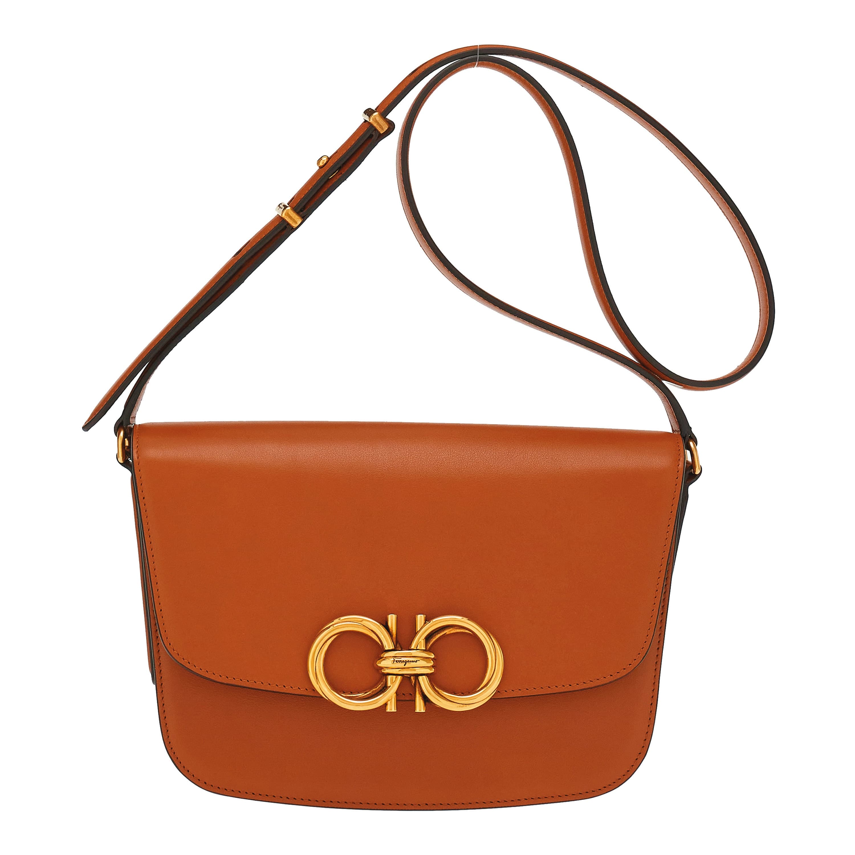 駝色皮革Gancini扣飾肩背包 NT$92,900(Ferragamo提供)