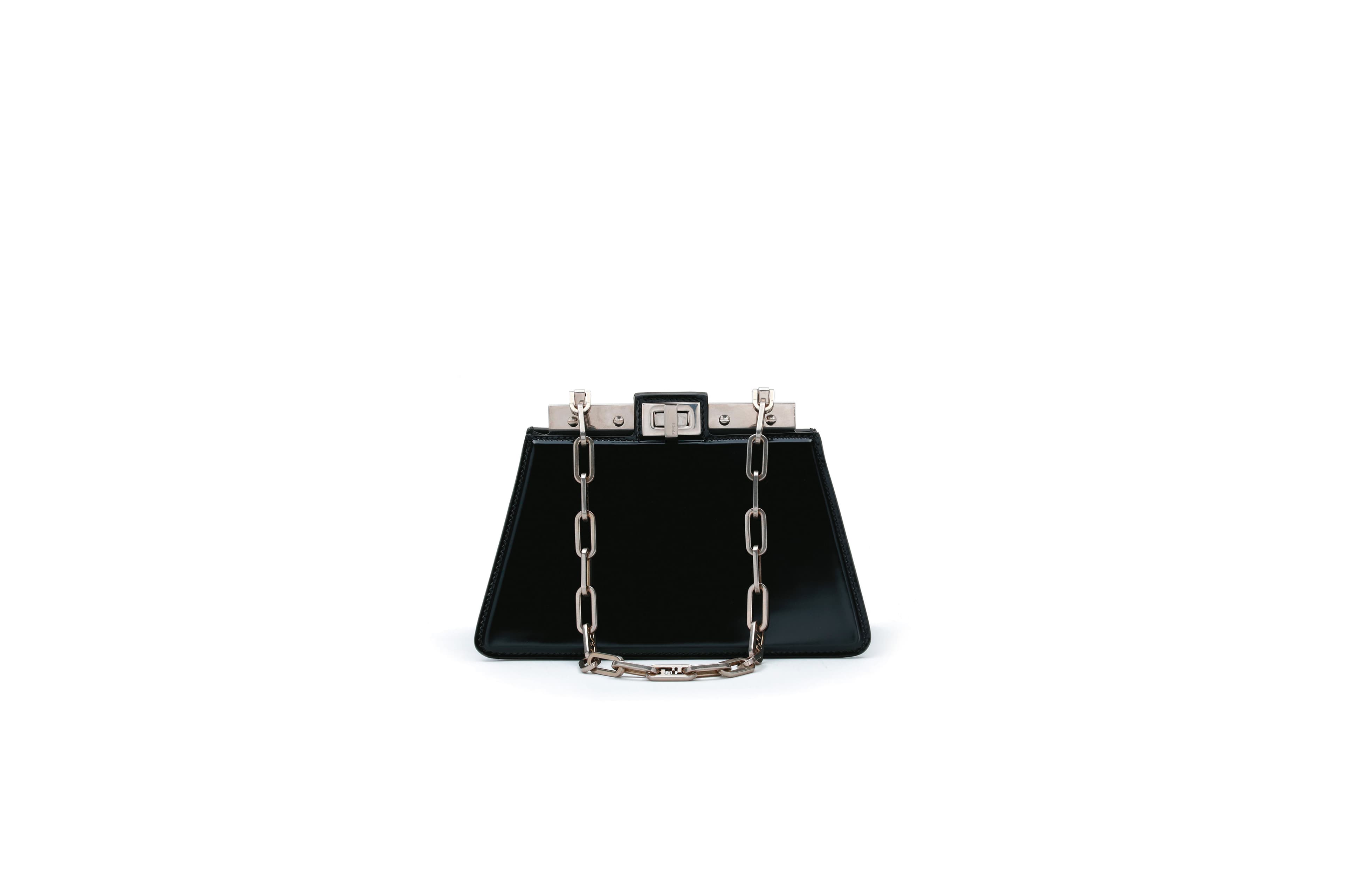 Mini尺寸Peekaboo Cut包款 Mini NT$135,000(FENDI提供)