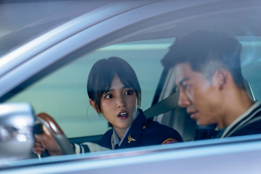 王淨(左)與許光漢(右)飾演警局同事,兩人在車上的戲使用「投影車拍」技術。(金盞花大影業提供)