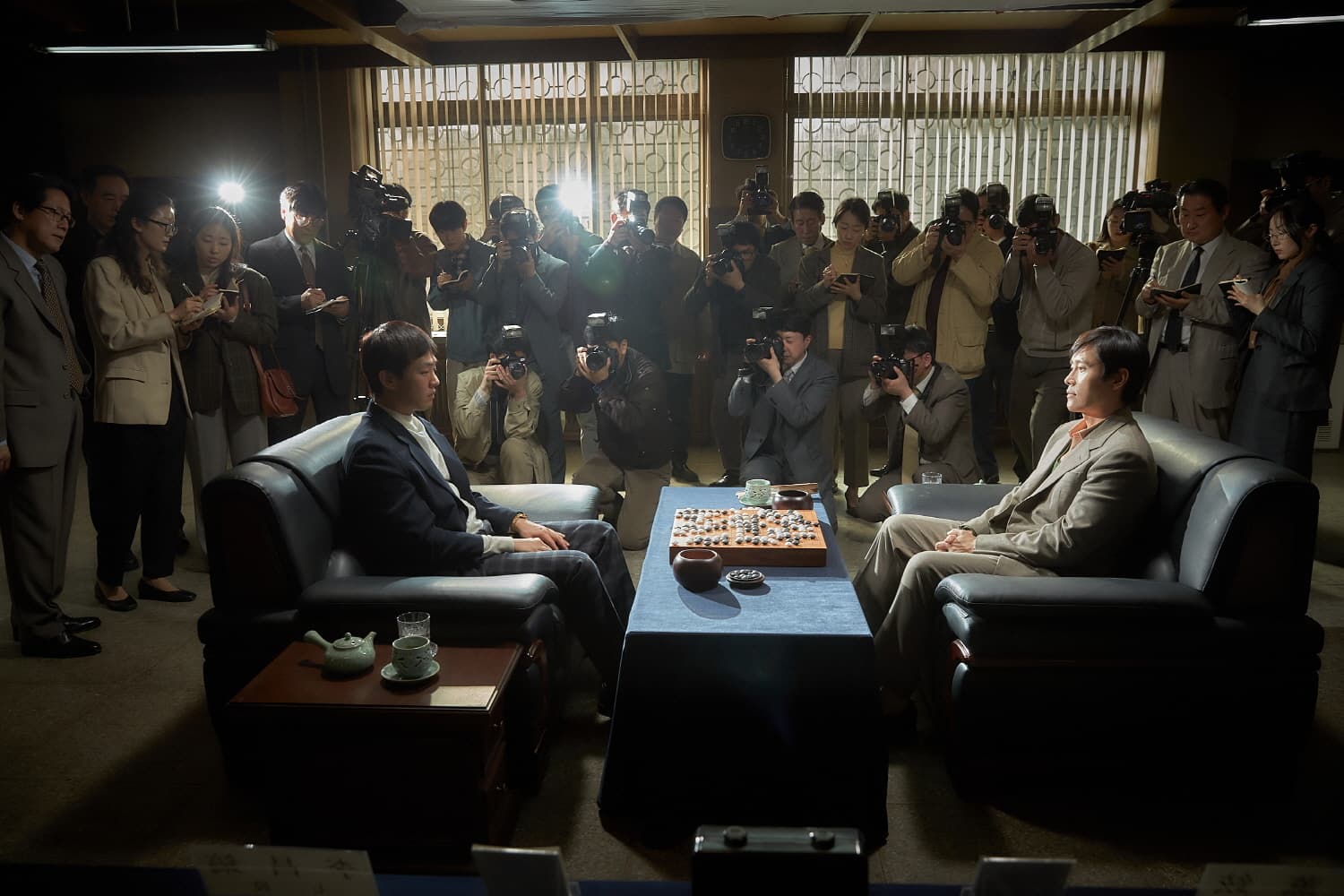 劉亞仁(左)與李炳憲主演電影《終極對奕》預計第二季上線。(網路圖片)