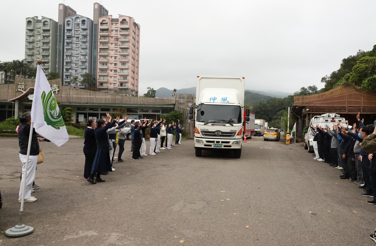 毛毯裝上貨櫃在志,直接運往土耳其航空機場倉儲,運送至災區。(慈濟基金會提供)