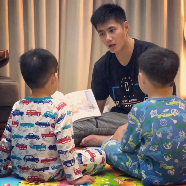 陳偉殷很重視跟小孩的親子時間,只要有空一定把時間留給家庭。(CBOOK提供)