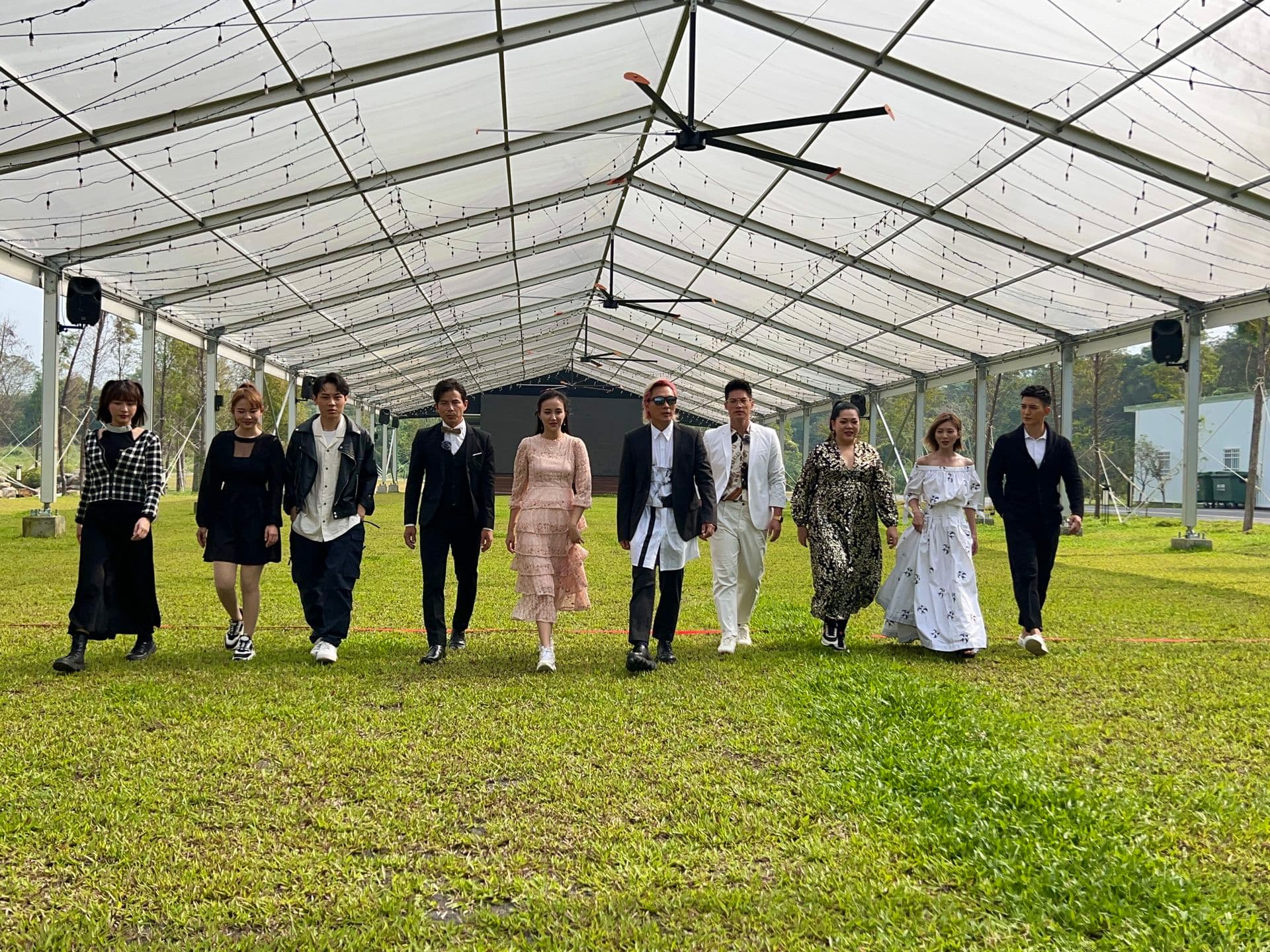 (左起)峮峮、林莎、顏佑庭、孫協志、何妤玟、王仁甫、許孟哲、Amanda、蔡黃汝、王家梁一起錄影《飢餓遊戲》。(中視提供)