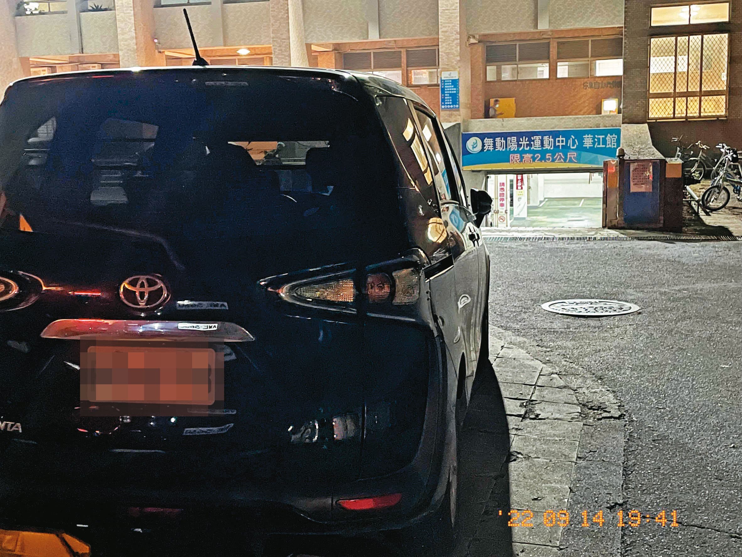 新北市住都中心的公務車(圖)被李姓經理當成私家車,開到運動中心打羽球。(讀者提供)
