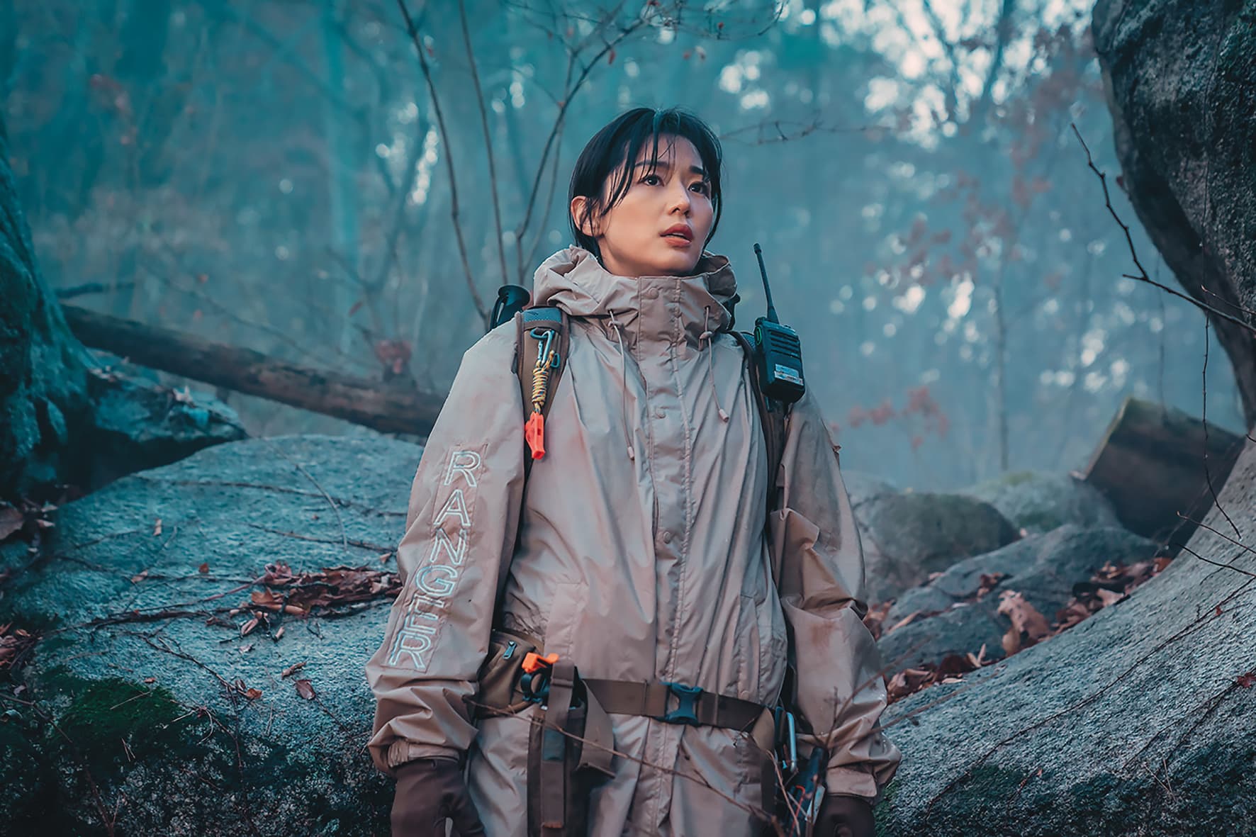 全智賢在韓劇《智異山》中飾演國立公園護林員，為揭開山林祕密而奔走。（愛奇藝國際站提供）