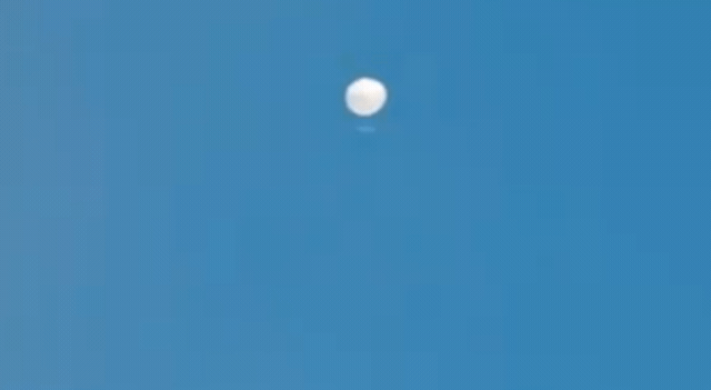 中央氣象局鄭明典今日曝光2021年12月在合歡山拍到的氣球影片。(翻攝自鄭明典臉書)