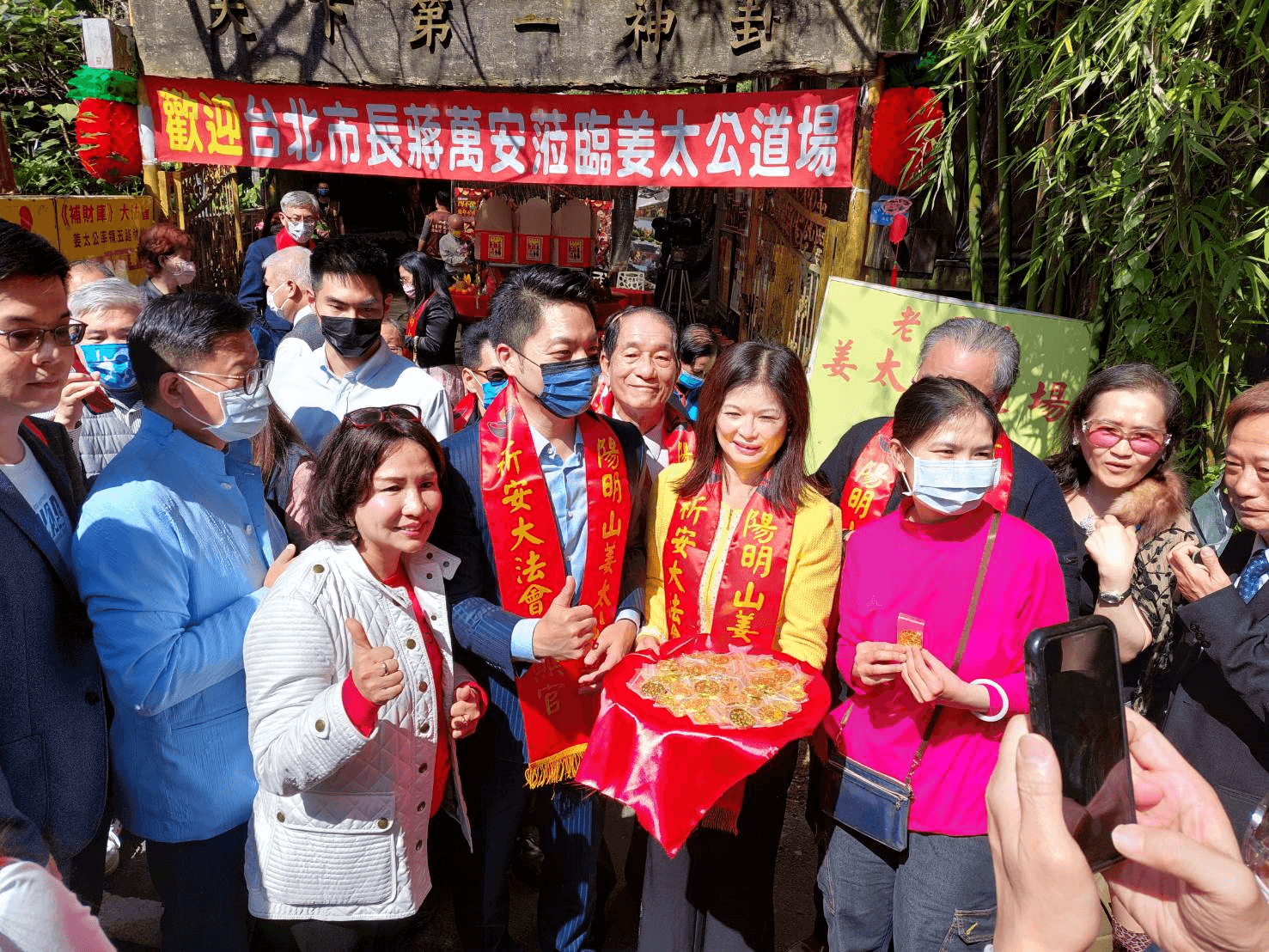 蔣萬安在姜太公道場發送魚幣錢母,許多民眾紛紛上前等候領取。(姜太公道場提供)