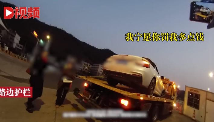 方女無照駕駛恐面臨行政拘留,直接問員警,是否能讓爸爸代替自己被關。(翻攝微博@西部決策)